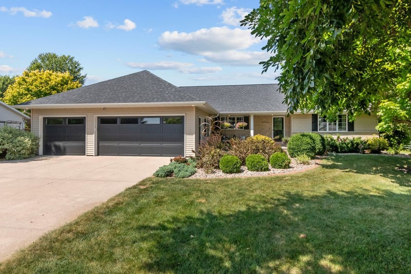 W7054 Bluebluff Way, Greenville, WI 54942