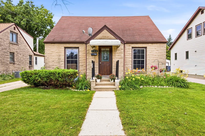 724 State St, Menasha, WI 54952-2346