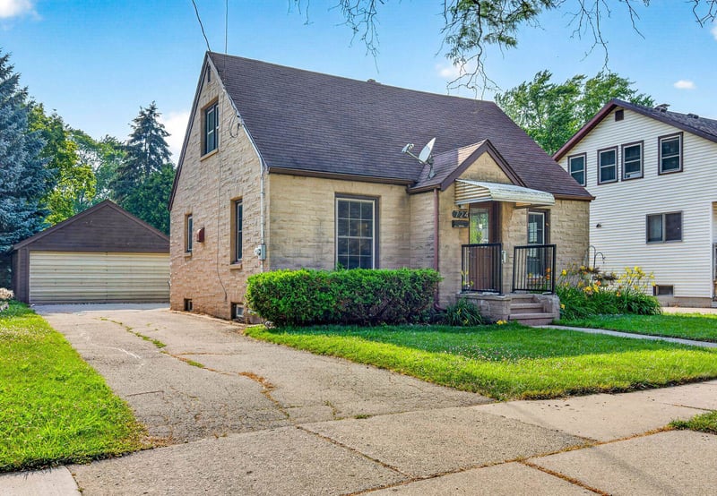 724 State St, Menasha, WI 54952-2346