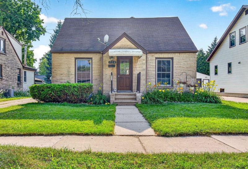 724 State St, Menasha, WI 54952-2346