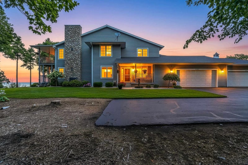 5299 Sunset Bluff Dr, Green Bay, WI 54311-9126