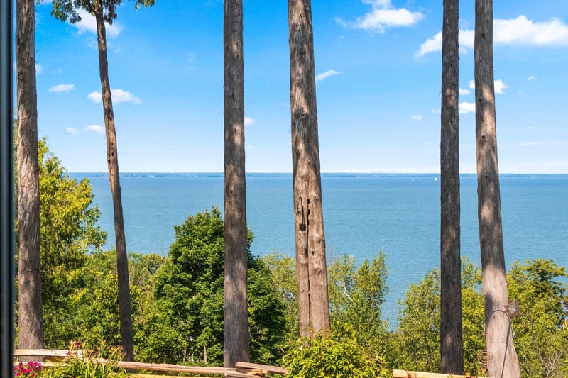 5299 Sunset Bluff Dr, Green Bay, WI 54311-9126