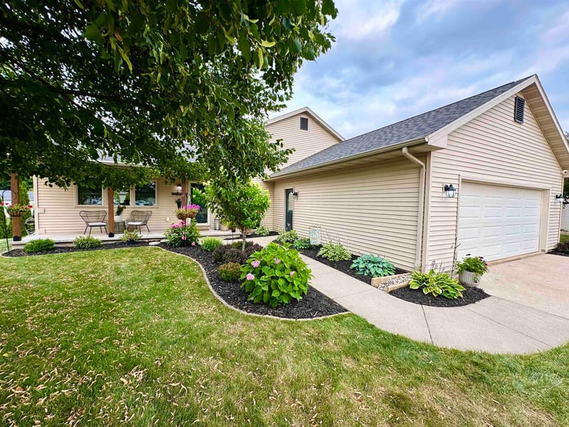 3238 Isaac Ln, Oshkosh, WI 54902-7399