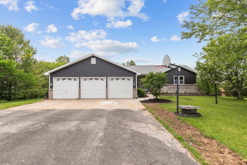 110 Honeysuckle Dr, Hortonville, WI 54944