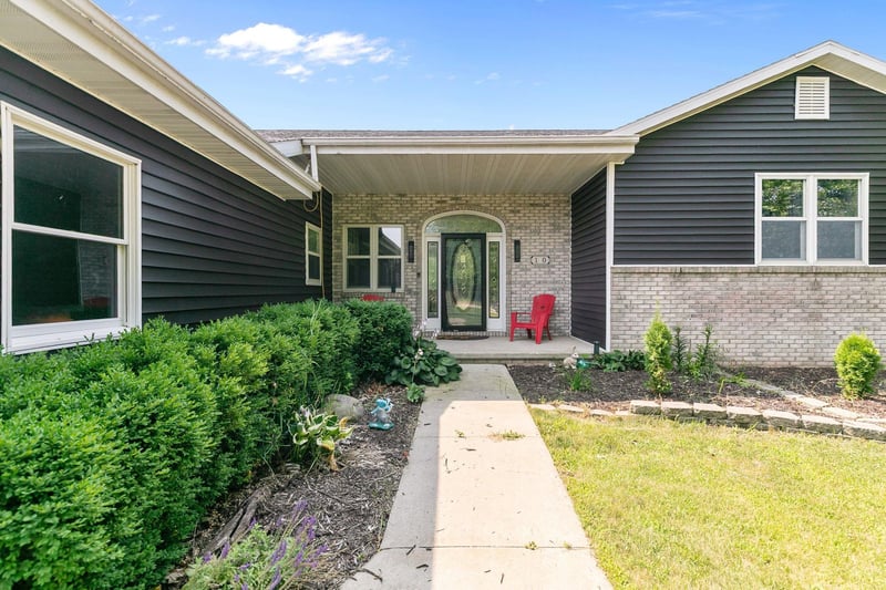 110 Honeysuckle Dr, Hortonville, WI 54944