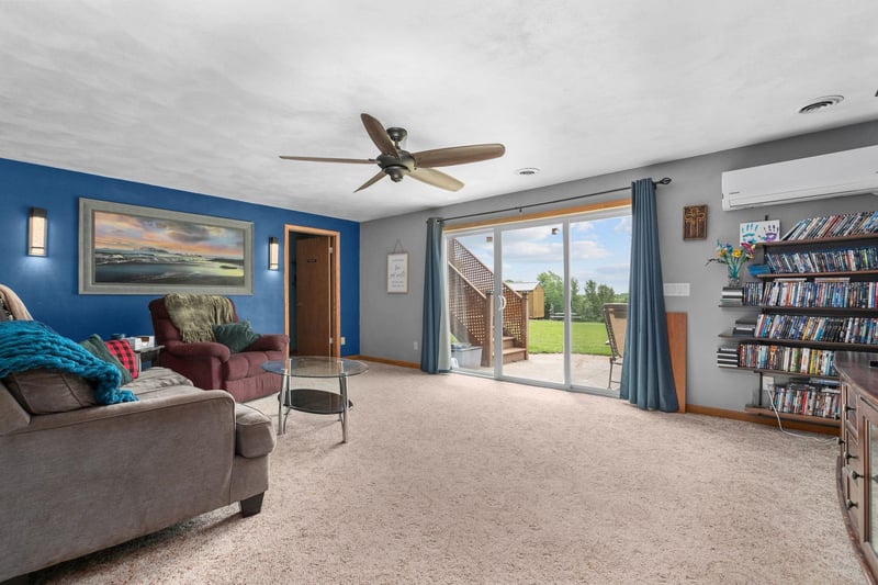 110 Honeysuckle Dr, Hortonville, WI 54944