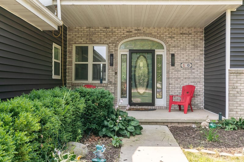 110 Honeysuckle Dr, Hortonville, WI 54944