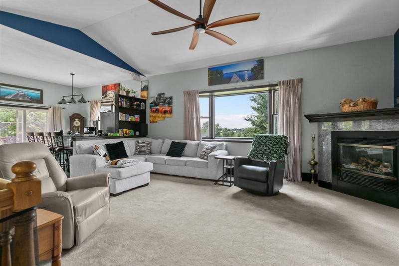 110 Honeysuckle Dr, Hortonville, WI 54944