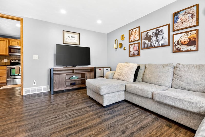 513 Jeffrey St, Combined Locks, WI 54113