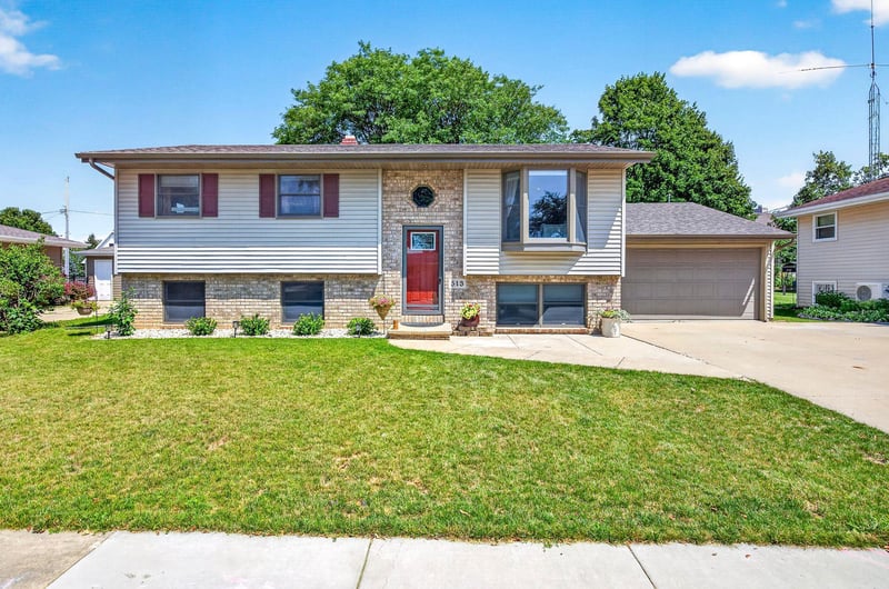 513 Jeffrey St, Combined Locks, WI 54113