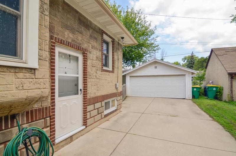 1066 Elmore St, Green Bay, WI 54303