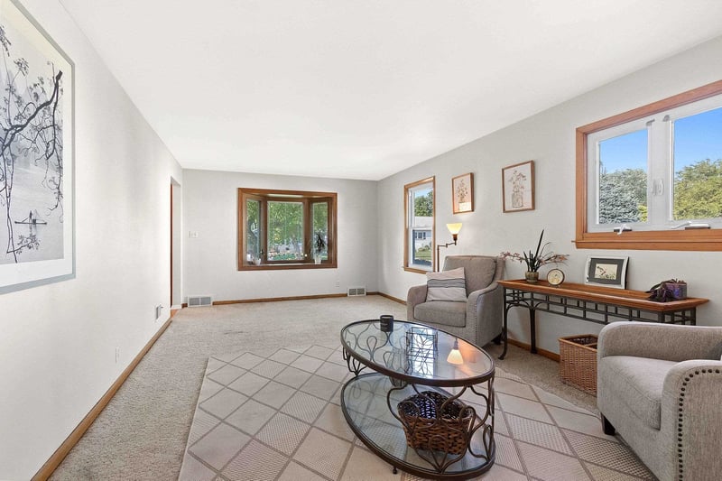 1926 Hillview Dr, Green Bay, WI 54202
