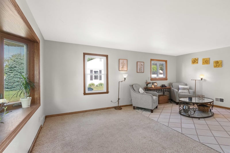 1926 Hillview Dr, Green Bay, WI 54202
