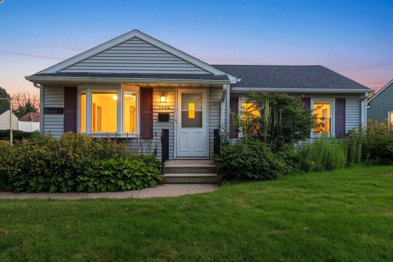 1926 Hillview Dr, Green Bay, WI 54202