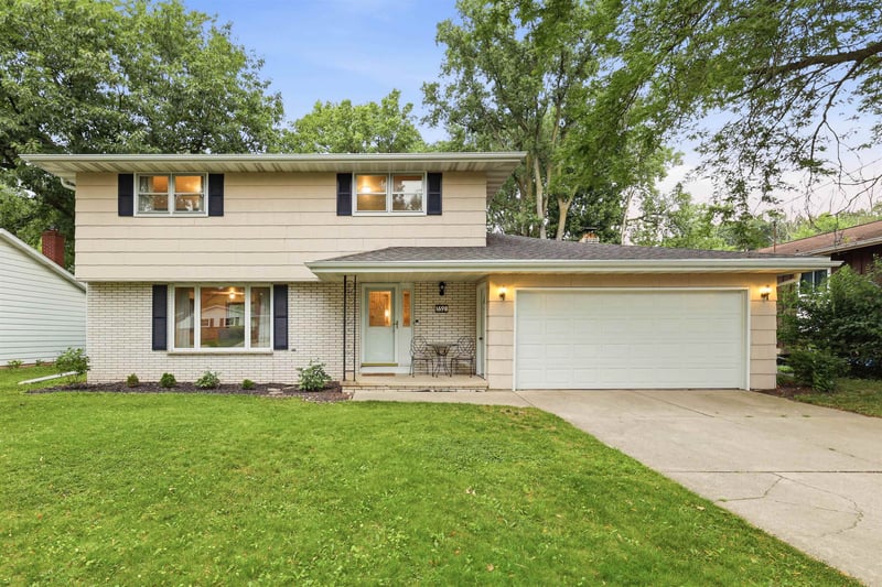 1698 Beaver Dam Dr, Green Bay, WI 54304-2002
