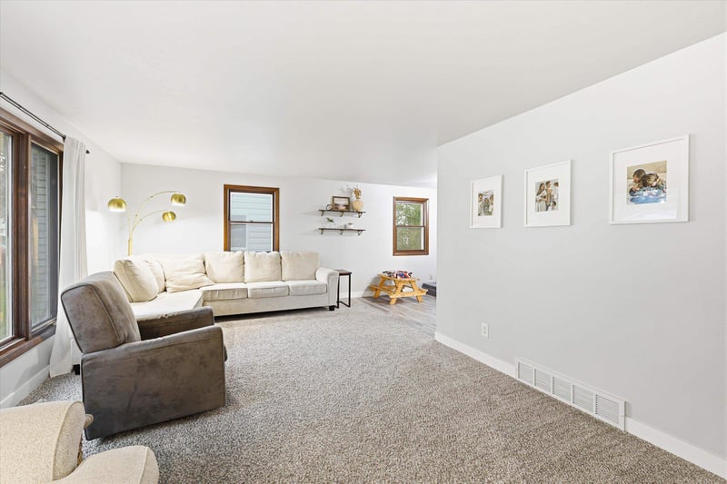 1698 Beaver Dam Dr, Green Bay, WI 54304-2002