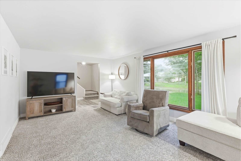 1698 Beaver Dam Dr, Green Bay, WI 54304-2002
