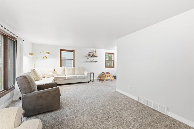 1698 Beaver Dam Dr, Green Bay, WI 54304-2002