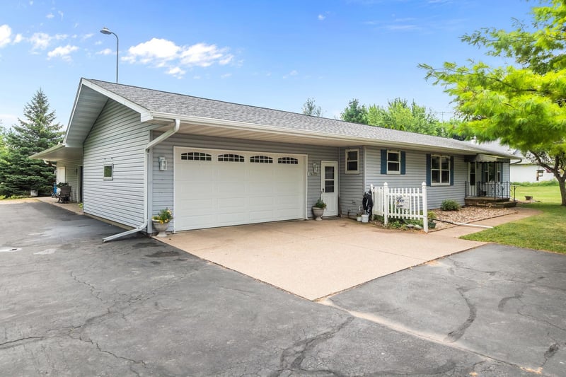 N1672 Julius Dr, Greenville, WI 54942