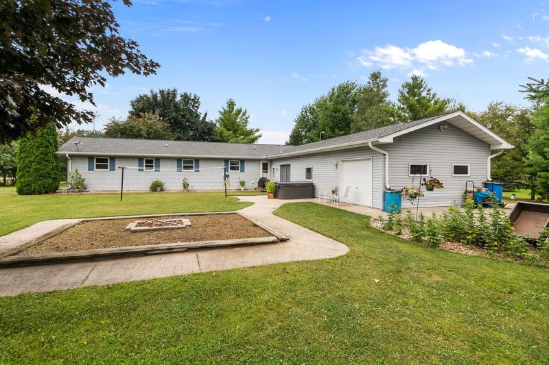 N1672 Julius Dr, Greenville, WI 54942