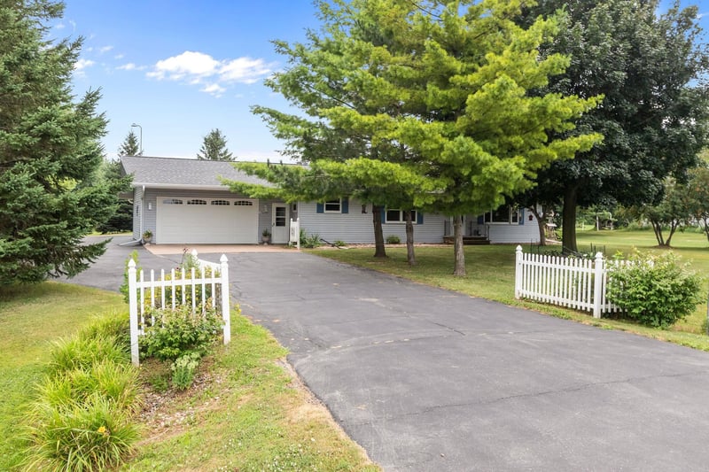 N1672 Julius Dr, Greenville, WI 54942