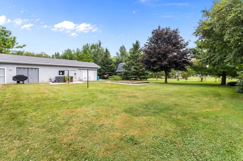 N1672 Julius Dr, Greenville, WI 54942