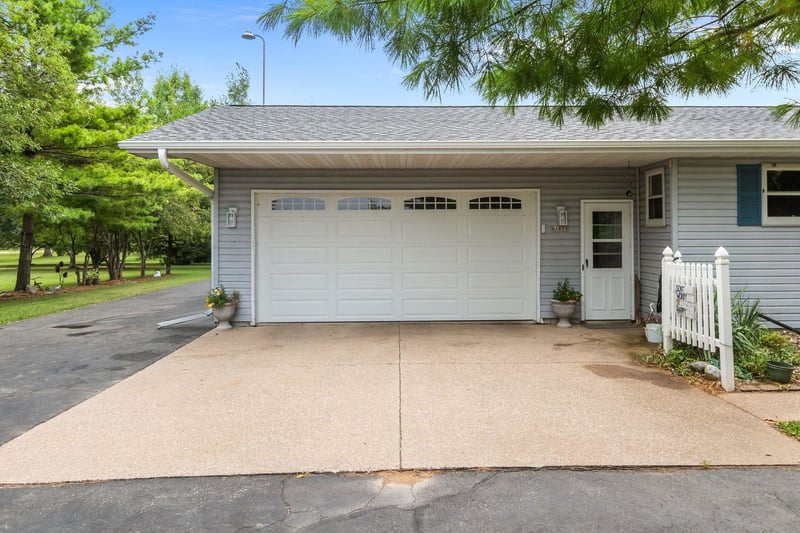 N1672 Julius Dr, Greenville, WI 54942