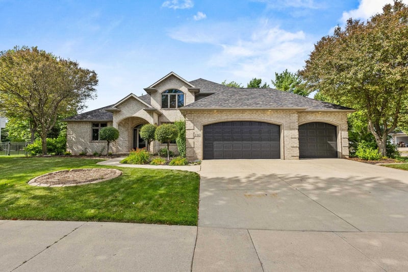 236 E Thornbrook Ln, Appleton, WI 54913