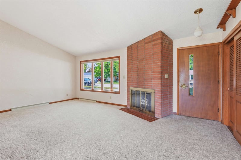 327 Roger St, Kimberly, WI 54136-1746