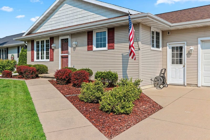 931 Gerard Dr, Green Bay, WI 54302-2470
