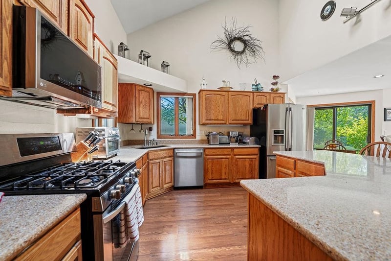 2875 Westmoor Rd, Oshkosh, WI 54904