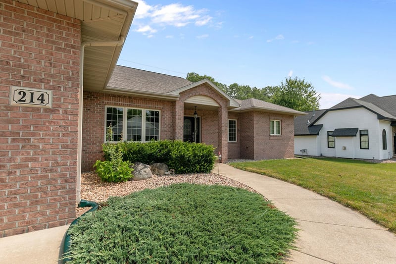 214 Brookwood Dr, Hortonville, WI 54944