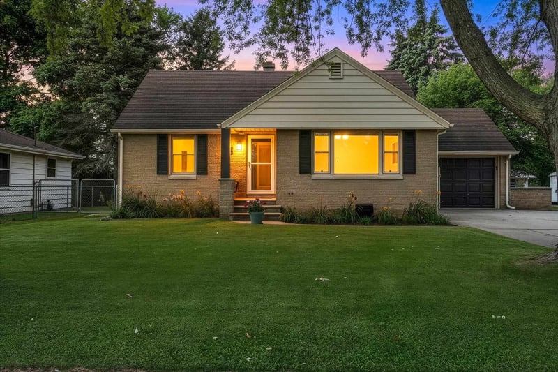 2116 Manitowoc Rd, Green Bay, WI 54302-3728