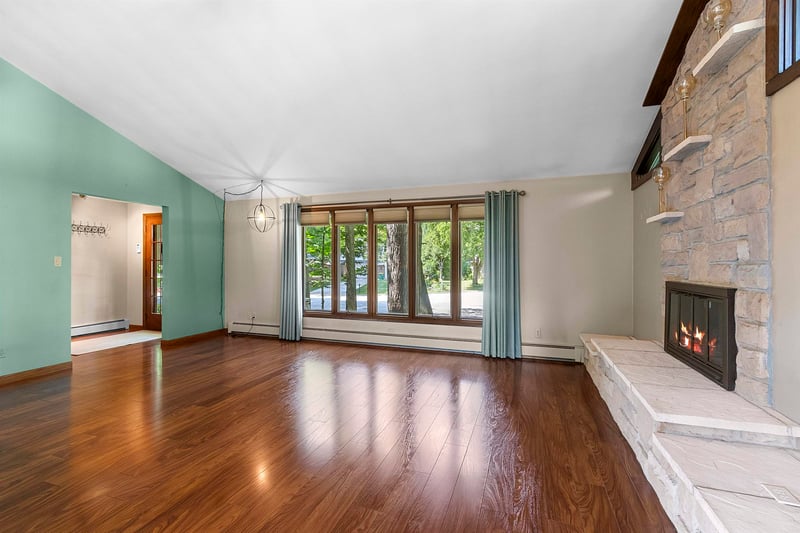 2424 Pinehurst Cir, Green Bay, WI 54302