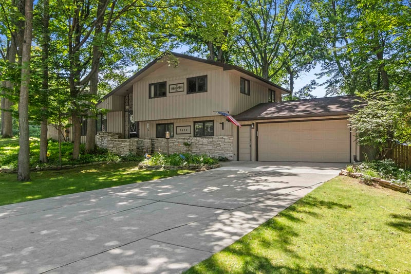 2424 Pinehurst Cir, Green Bay, WI 54302