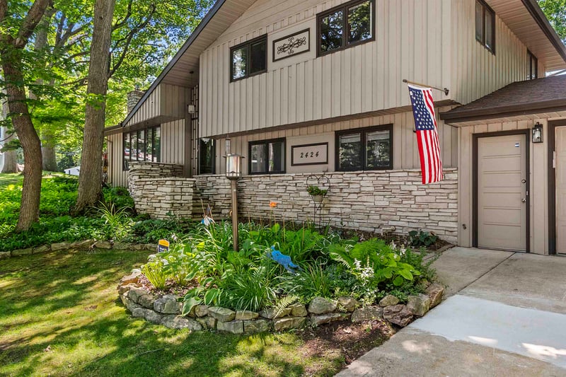 2424 Pinehurst Cir, Green Bay, WI 54302
