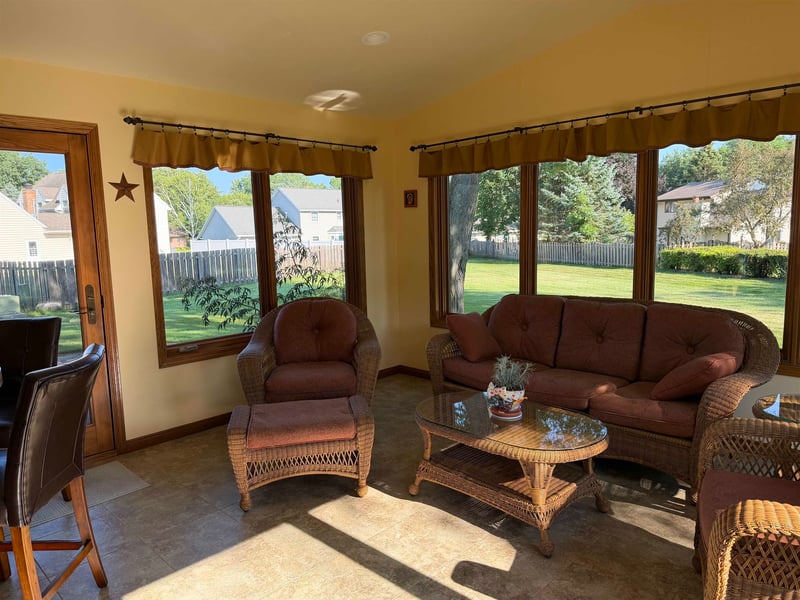 1241 Dover Ln, Green Bay, WI 54313-5892