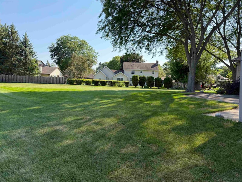 1241 Dover Ln, Green Bay, WI 54313-5892