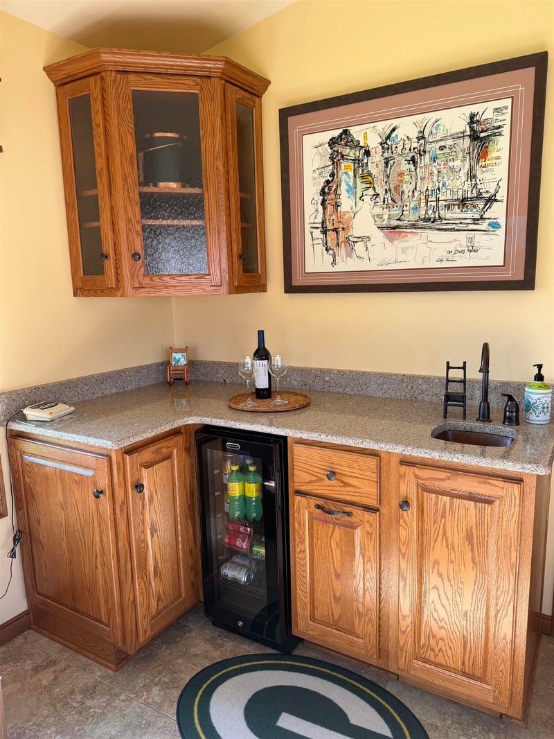 1241 Dover Ln, Green Bay, WI 54313-5892