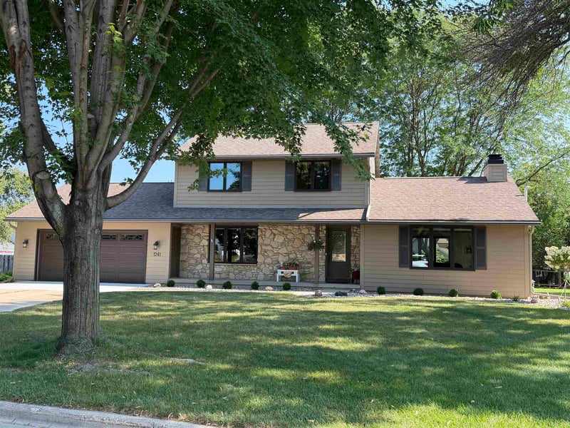 1241 Dover Ln, Green Bay, WI 54313-5892