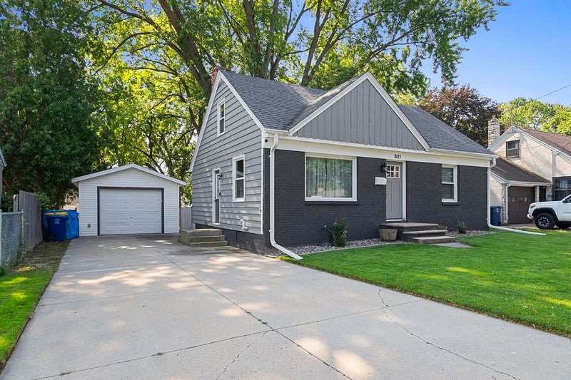 821 Gross Ct, Green Bay, WI 54304