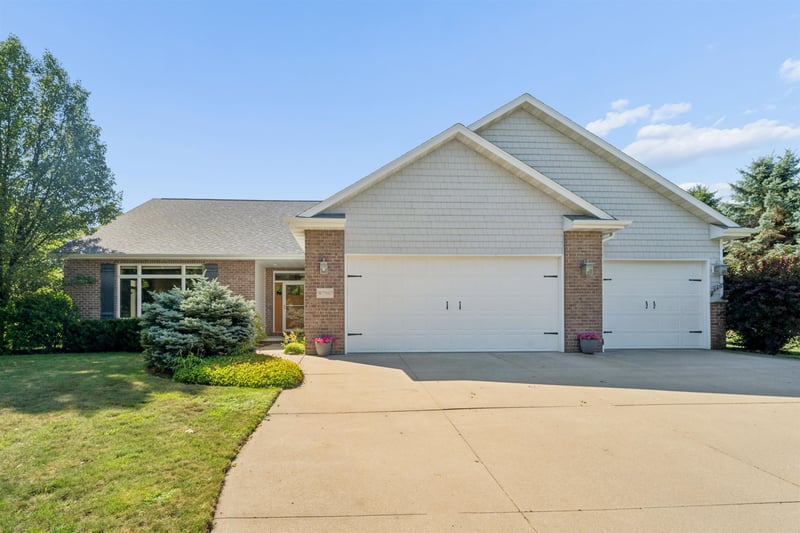 W7057 Forest Glen Ct, Greenville, WI 54942