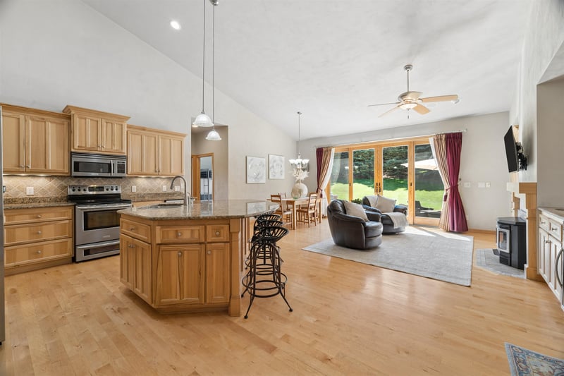 W7057 Forest Glen Ct, Greenville, WI 54942