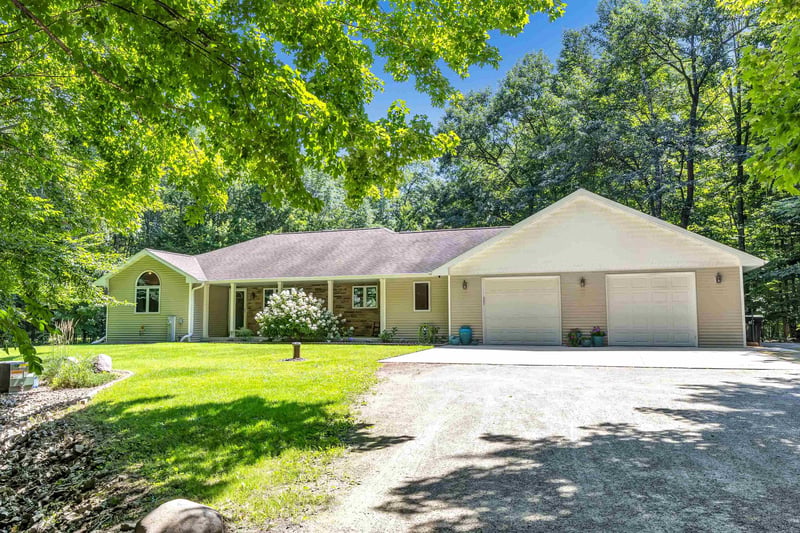 7944 Oak Ridge Ct, Oconto Falls, WI 54154-9690