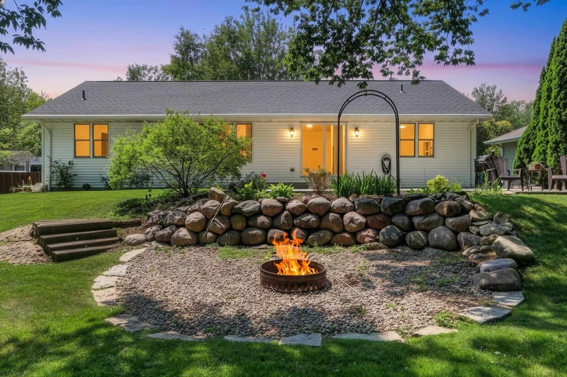 1270 Hannah St, Green Bay, WI 54303-1975