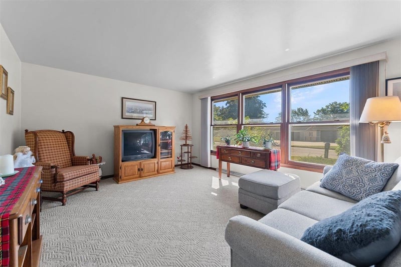 156 Highland Dr, Oconto Falls, WI 54154-1011