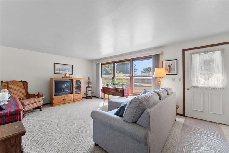 156 Highland Dr, Oconto Falls, WI 54154-1011