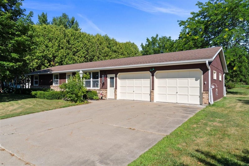 156 Highland Dr, Oconto Falls, WI 54154-1011