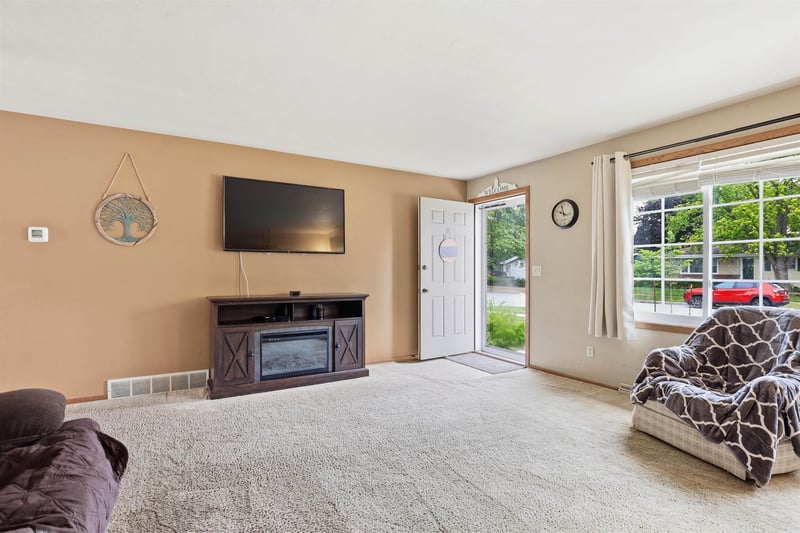 1786 Schaefer Cir, Appleton, WI 54915-4732