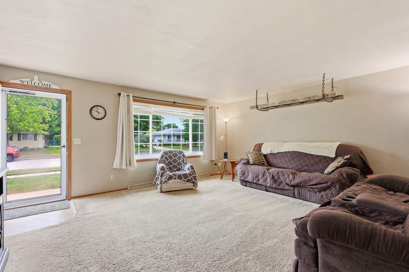1786 Schaefer Cir, Appleton, WI 54915-4732